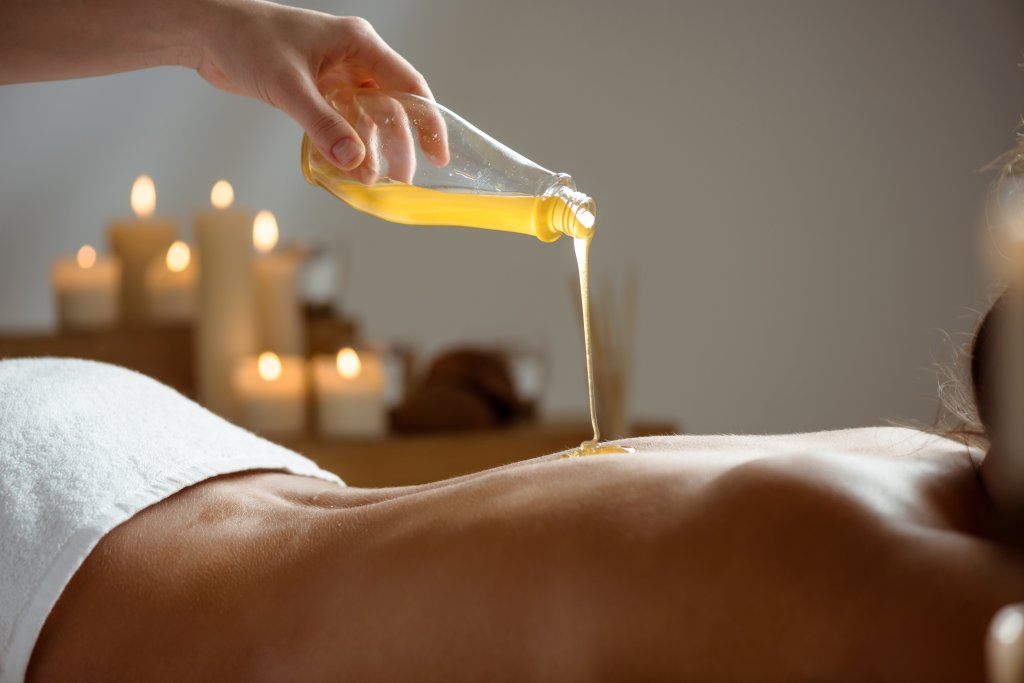 honey-pouring-on-woman-s-naked-back-in-spa-salon.jpg honey-pouring-on-woman-s-naked-back-in-spa-salon.jpg