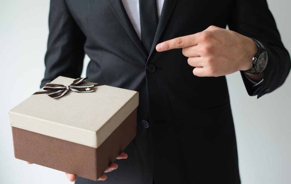unrecognizable-businessman-holding-brown-gift-box.jpg unrecognizable-businessman-holding-brown-gift-box.jpg