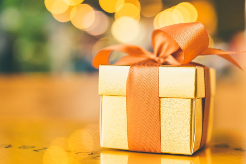 christmas-gift-box.jpg christmas-gift-box.jpg