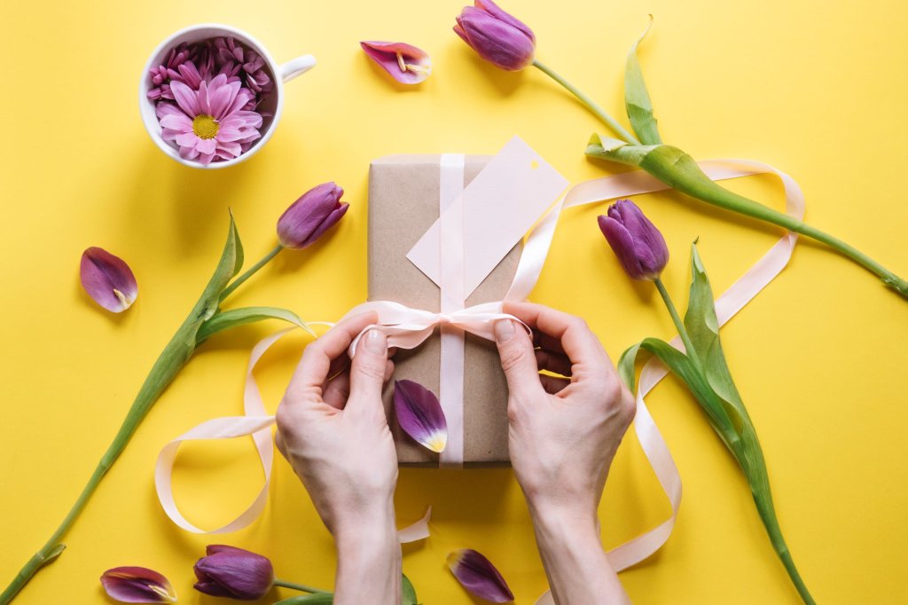 mothers-day-composition-with-hands-preparing-gift-box.jpg mothers-day-composition-with-hands-preparing-gift-box.jpg