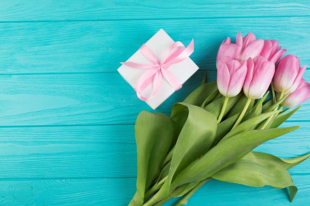 floral-mothers-day-composition-with-gift-roses.jpg floral-mothers-day-composition-with-gift-roses.jpg