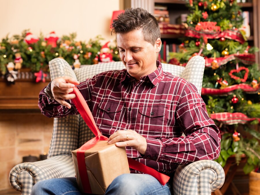 man-opening-gift_1194-331.jpg man-opening-gift_1194-331.jpg