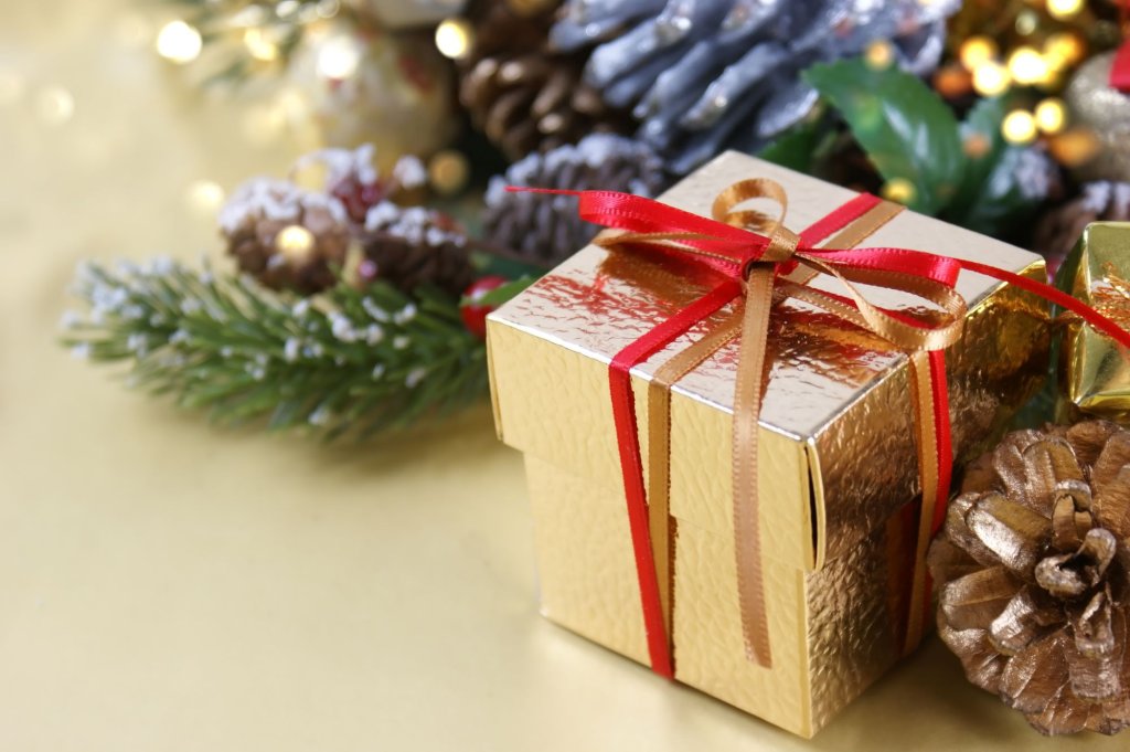 gold-christmas-gift-nestled-decorations.jpg gold-christmas-gift-nestled-decorations.jpg