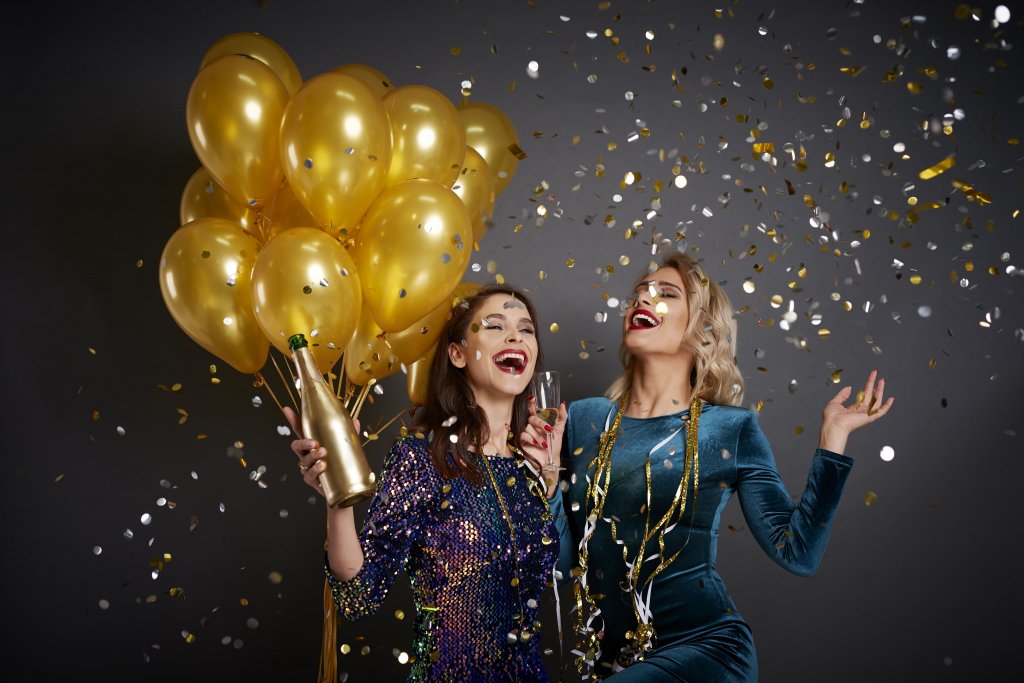friends-having-fun-while-new-year-s-eve-min.jpg подарок лучшей подруге на новый год