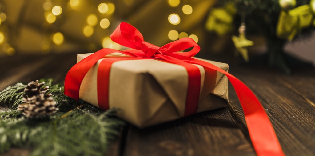 present-box-with-red-bow-near-branch-board.jpg present-box-with-red-bow-near-branch-board.jpg