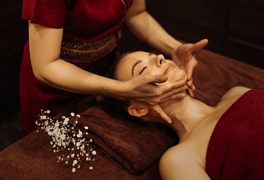 Сертификат для женщин на 8 марта на классический массаж лица