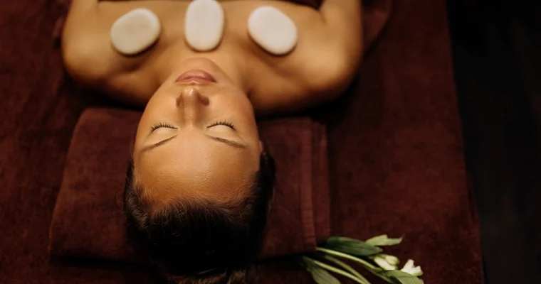 Подарочный сертификат на Рождество на стоун-программу с горячими камнями