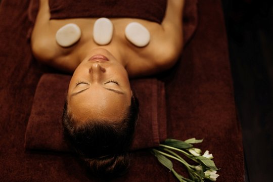 Подарочный сертификат на Рождество на стоун-программу с горячими камнями